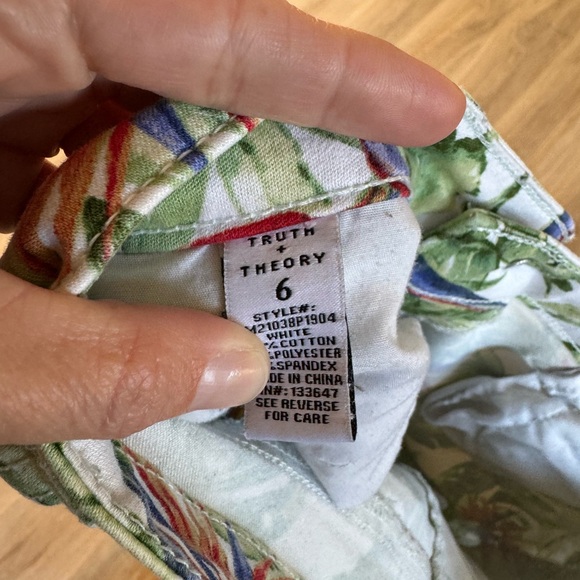 Truth and Theory Skinny Jeans - Picture 3 of 4